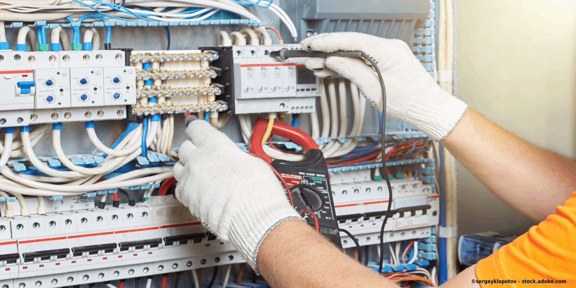 Mitarbeiter von Michael Neujahr prüft Anlagen