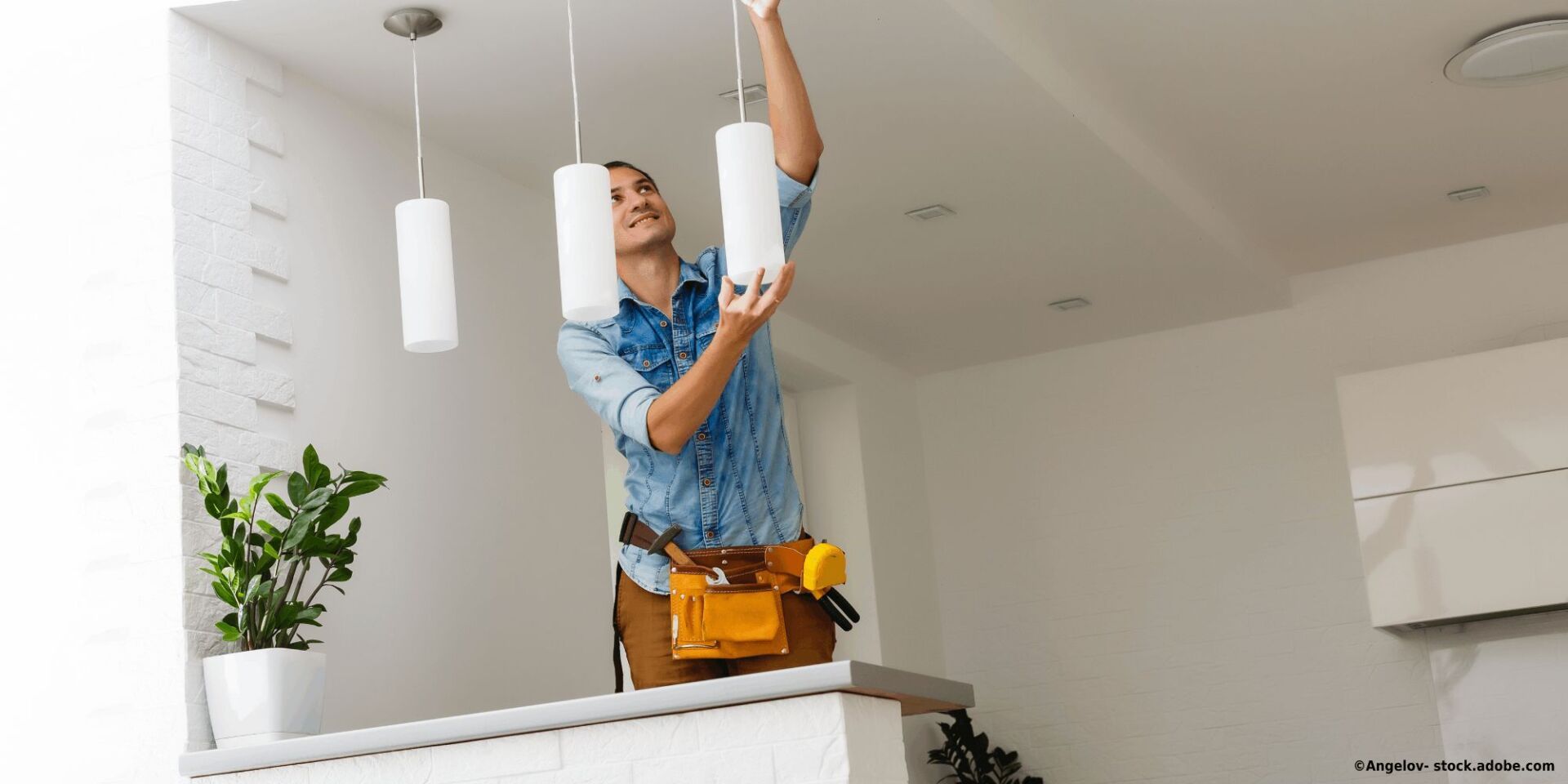 Mitarbeiter von Michael Neujahr installiert Lampen