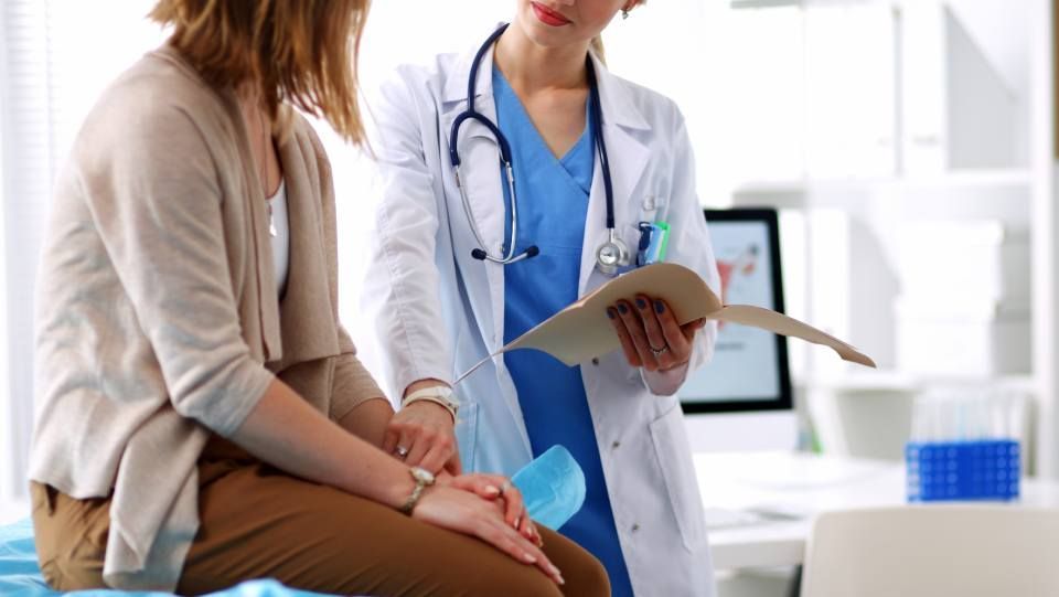 Dr. Ulrike Amelung - Ärztin berät eine Patientin im Behandlungszimmer