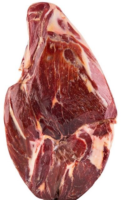 Jamón deshuesado en Guijuelo, que muestra una carne de color marrón rojizo con vetas de grasa blanca, sobre un fondo blanco.