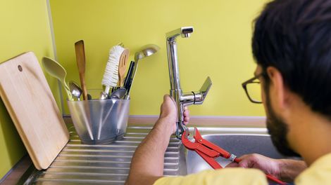 Installation d'un robinet sur un évier