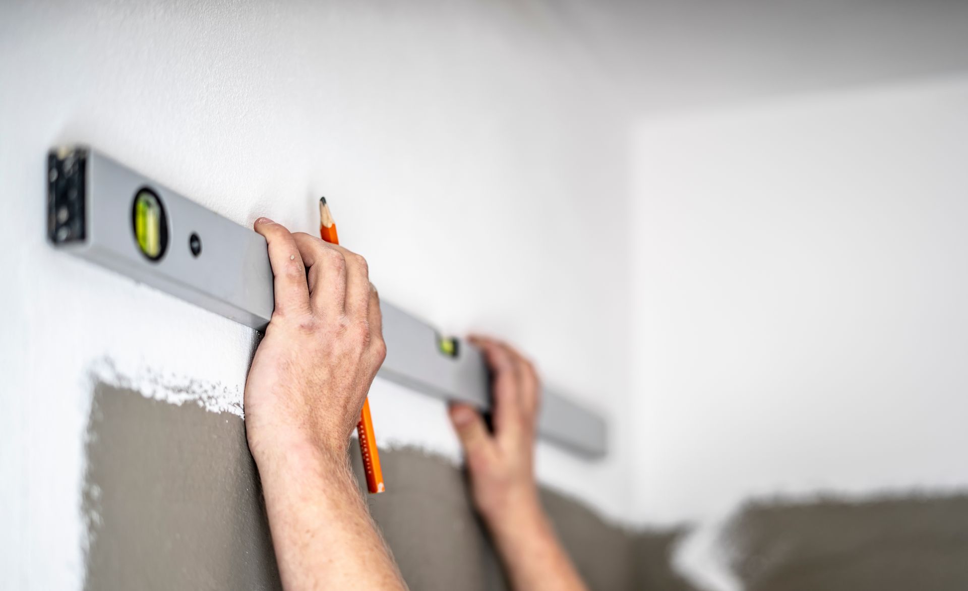 Vérification du niveau sur un mur à peindre