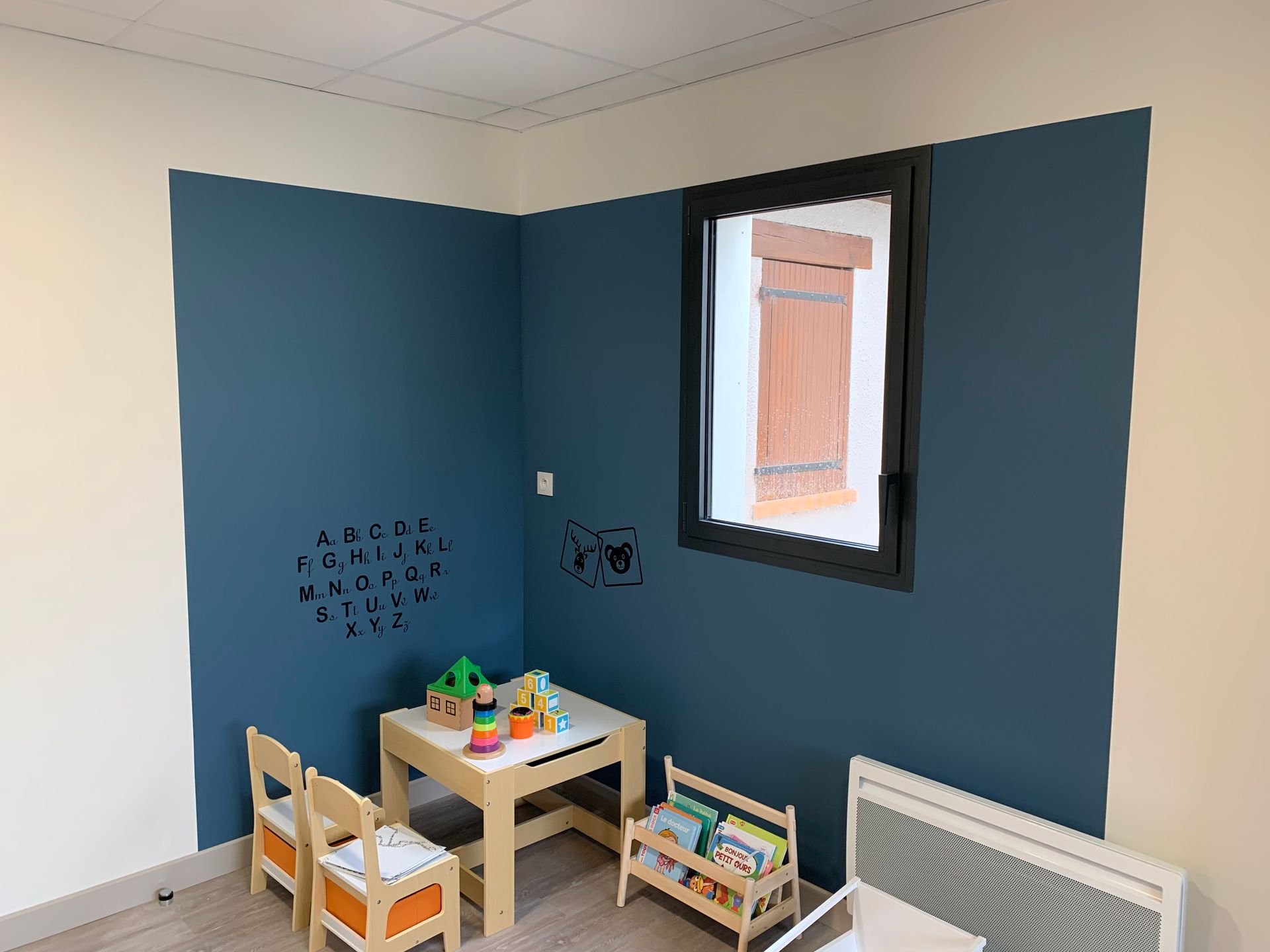 Peinture bleue dans un des angles d'une chambre d'enfant