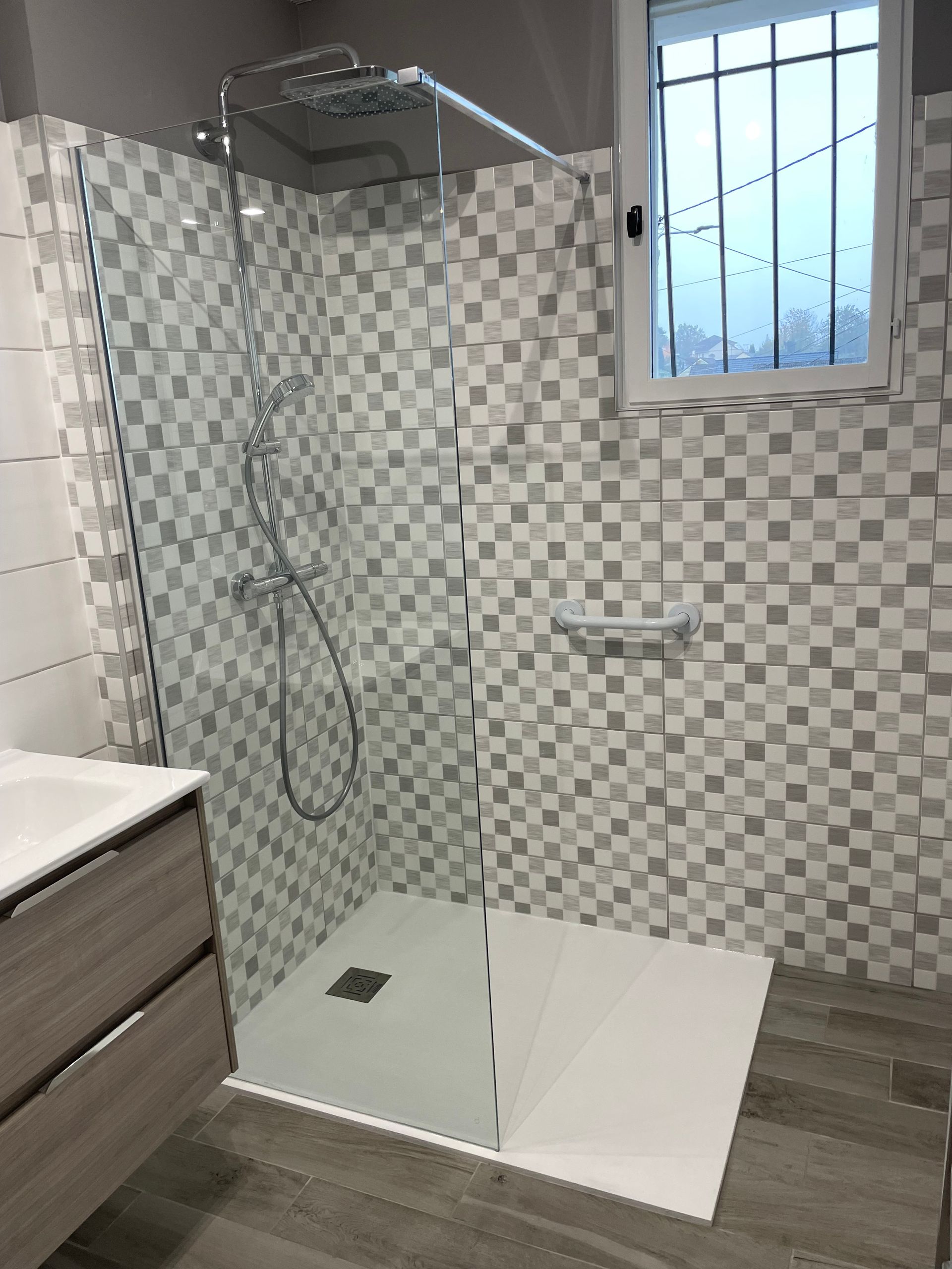 Douche à l'italienne aménagée pour les PMR