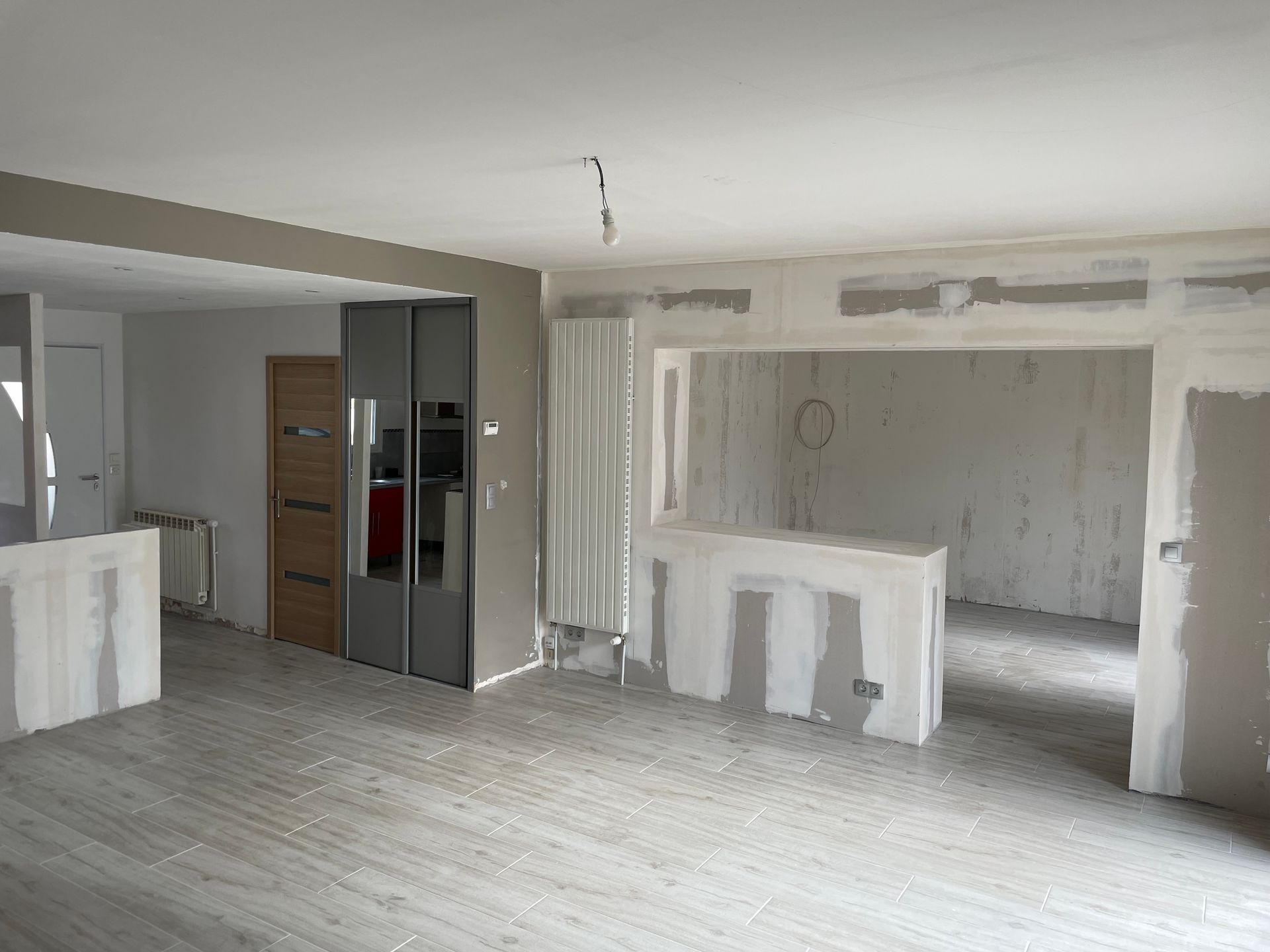 Cloison avec ouverture entre une cuisine et un salon