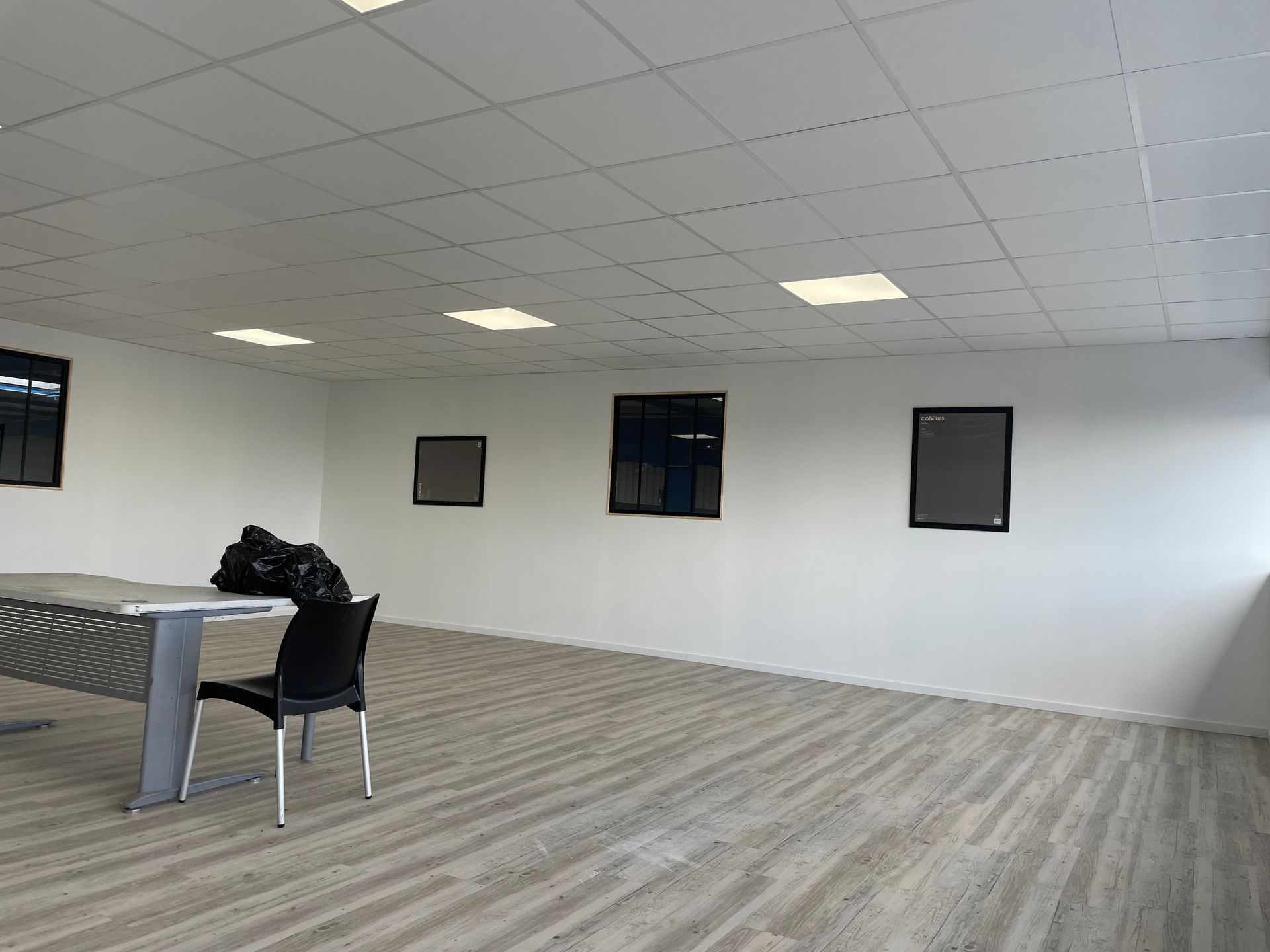 Faux plafond dans un grand bureau