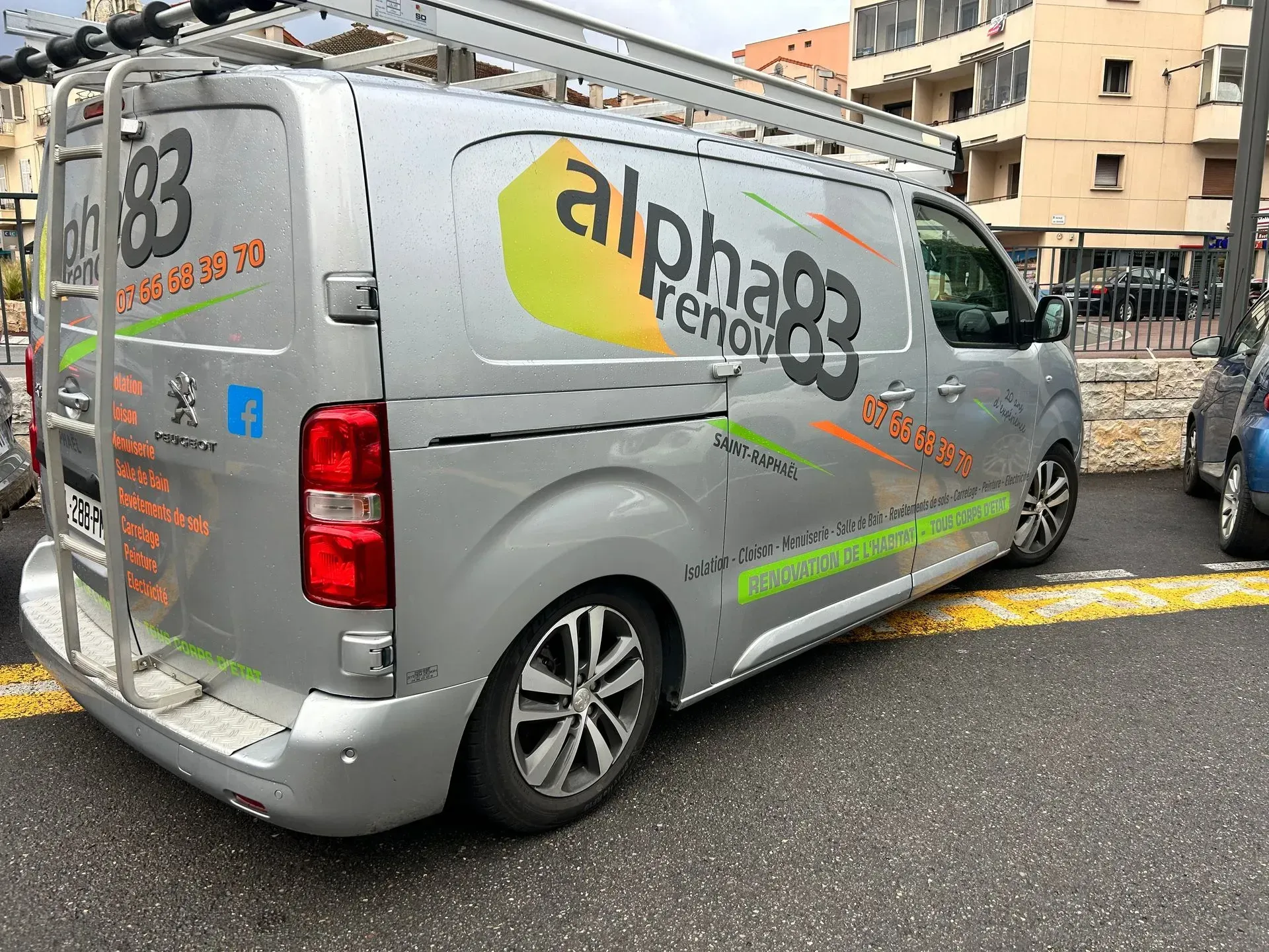 Fourgon Peugeot argenté avec logo