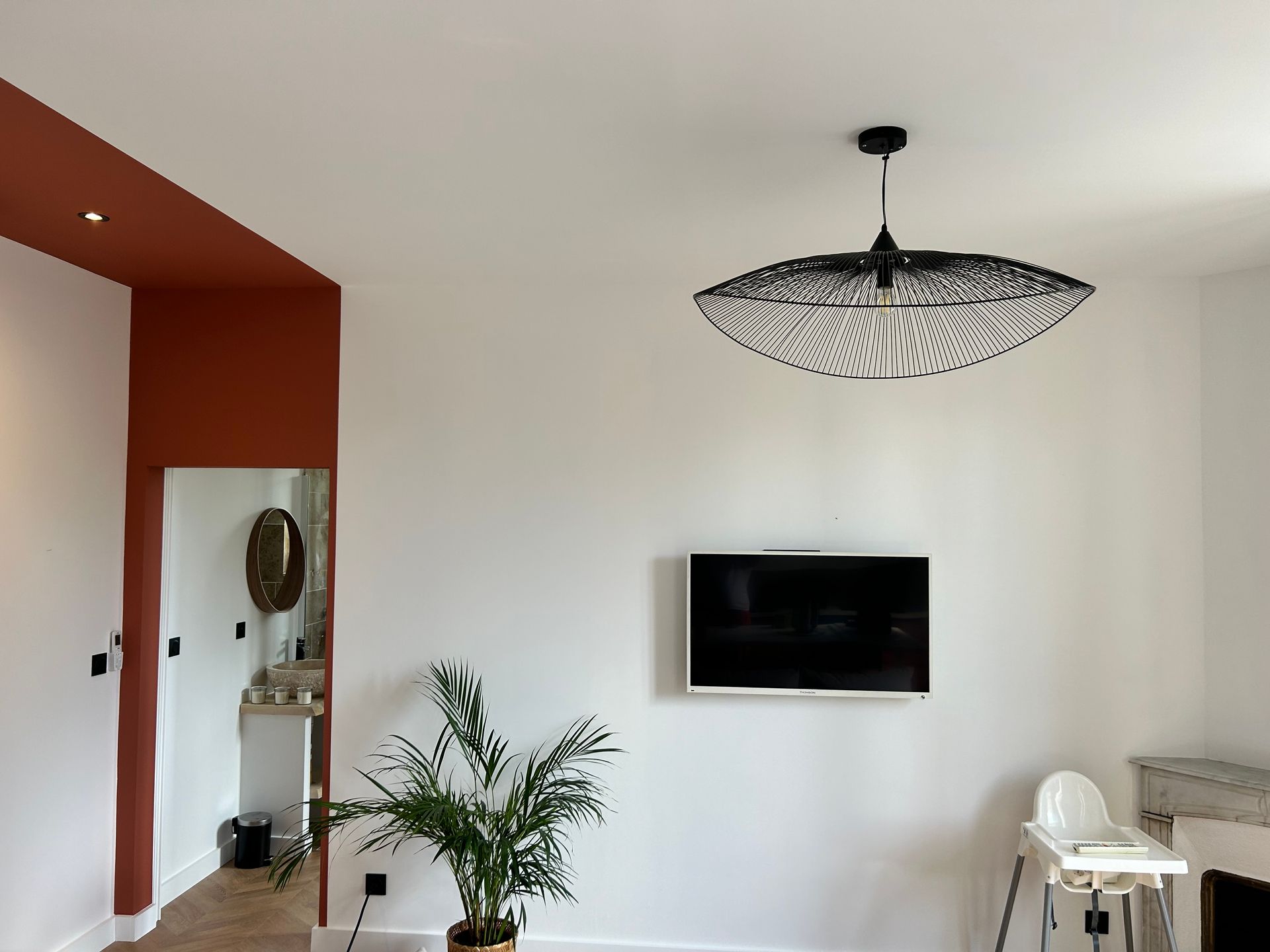 Peinture blanche sur le mur de la salle à manger et rouge dans un couloir