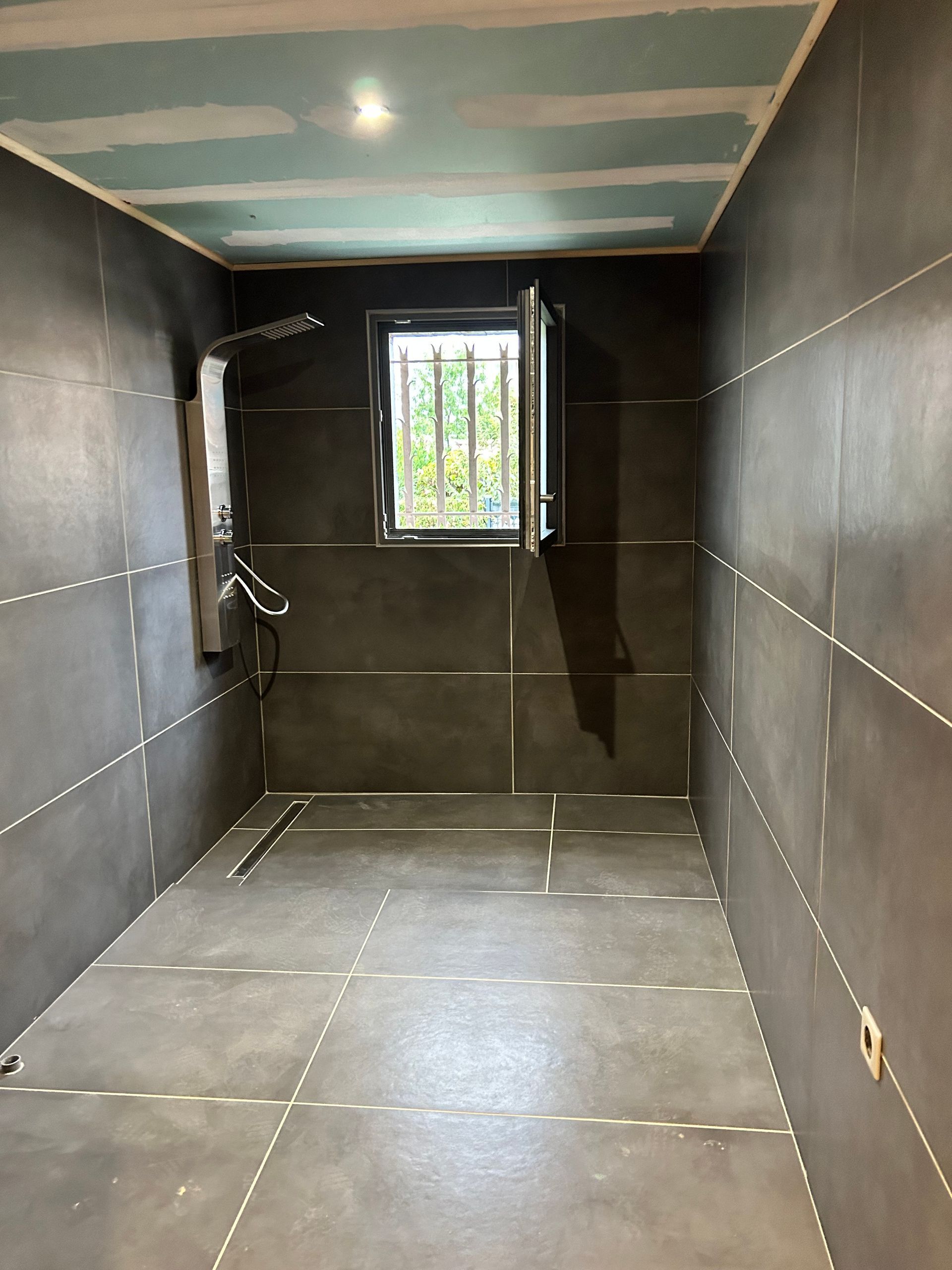 Carrelage au sol et mural dans une douche