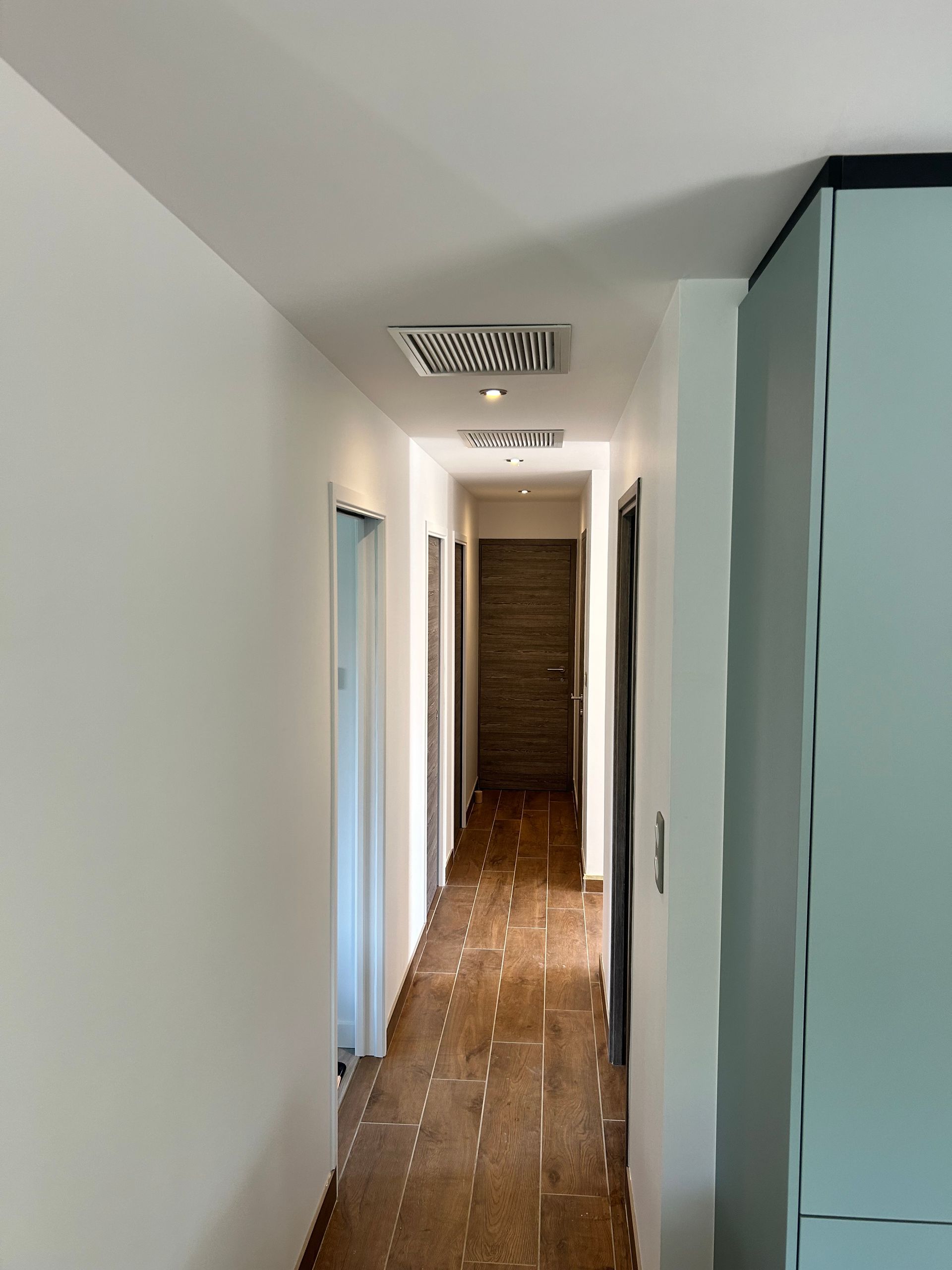 Peinture blanche dans un couloir