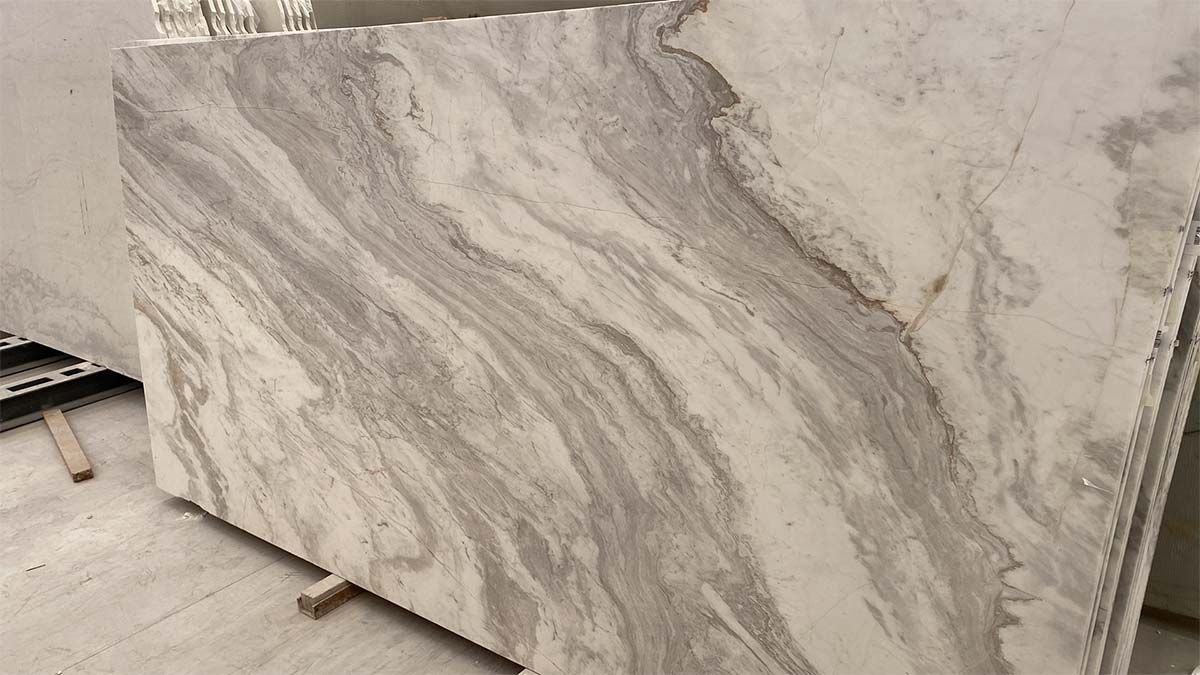 Losa de mármol gris y blanco con patrones fluidos, vista desde un ángulo.