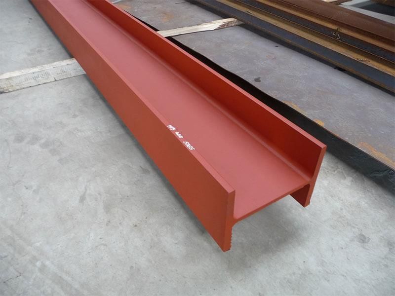 Ein roter Metallträger sitzt auf einer Betonoberfläche
