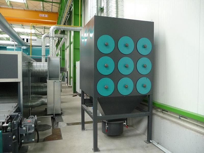 Eine große schwarze Box mit blauen Kreisen darauf