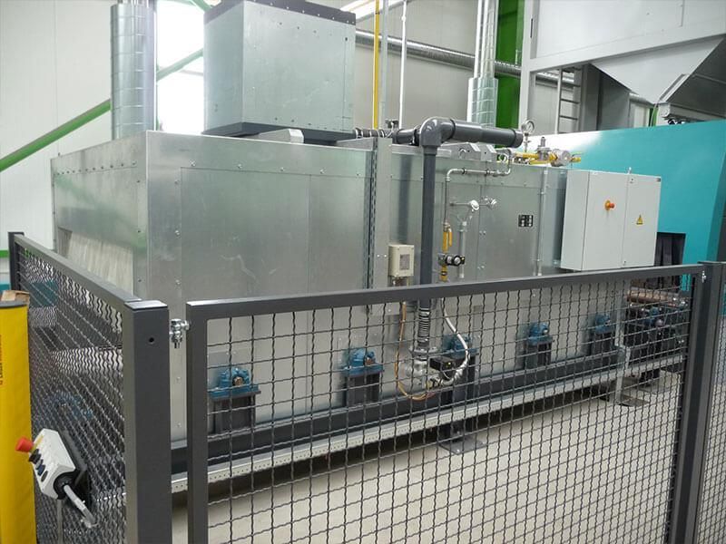 Ein Zaun umgibt eine große Maschine in einer Fabrik