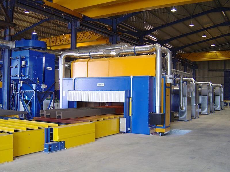 Eine große blau-gelbe Maschine in einer Fabrik