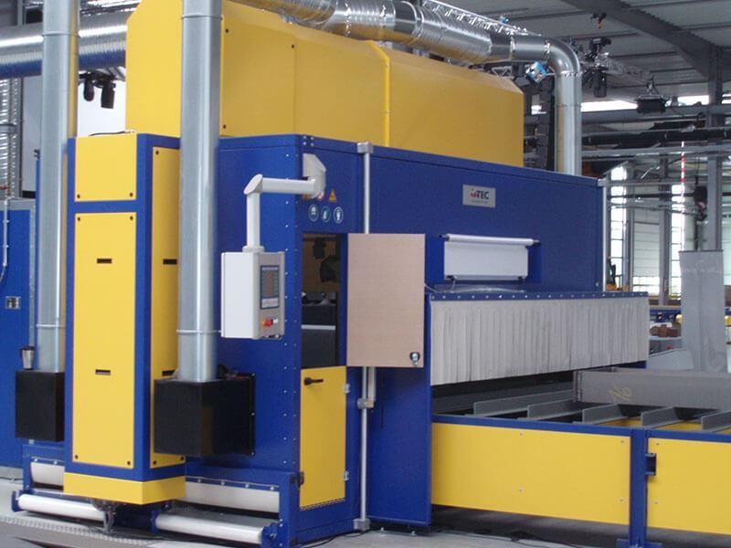 Eine blau-gelbe Maschine in einer Fabrik mit einem Bedienfeld