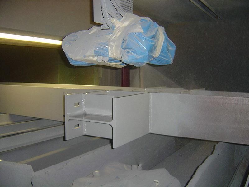 Eine blaue Plastiktüte hängt von der Decke eines Gebäudes