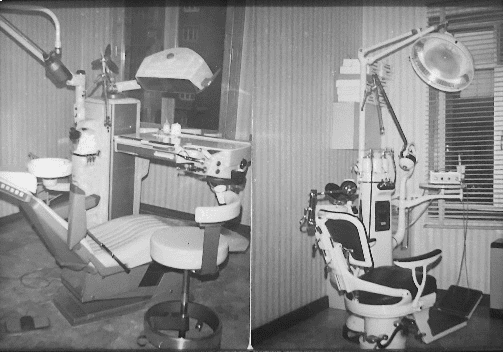 Dos sillones dentales antiguos con equipamiento adjunto en un entorno clínico.