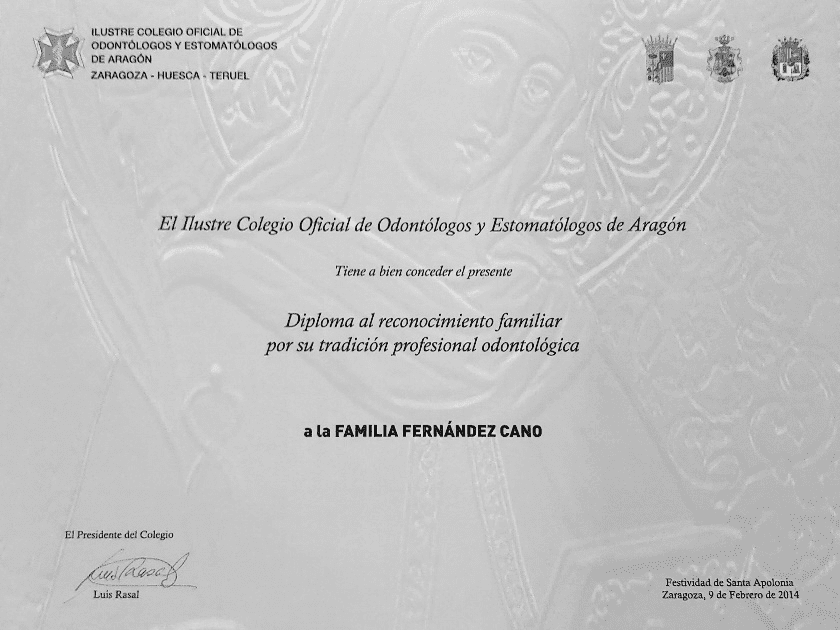 Diploma de reconocimiento a la familia Fernández Cano por su tradición profesional odontológica.