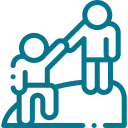 Persona ayudando a otra persona a subir.