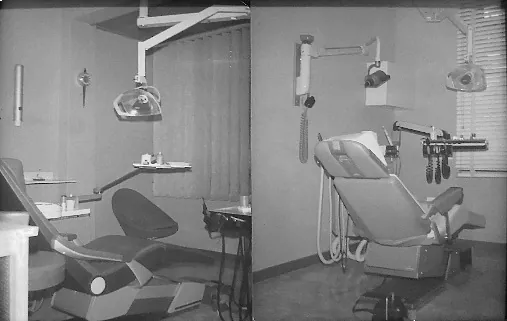 Dos sillones dentales en el consultorio de un dentista, cada uno con luces y instrumentos en el techo.