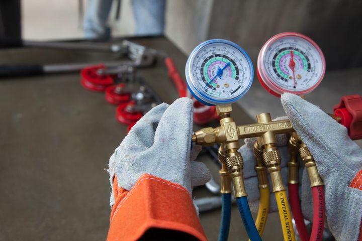Vérification de la pression avec un baromètre