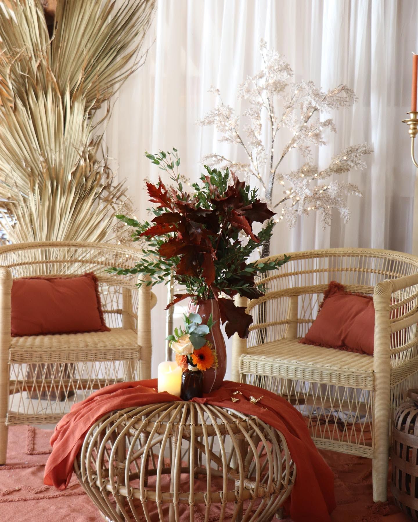 Une table de mariés dans un style bohème, décorée avec des fleurs.