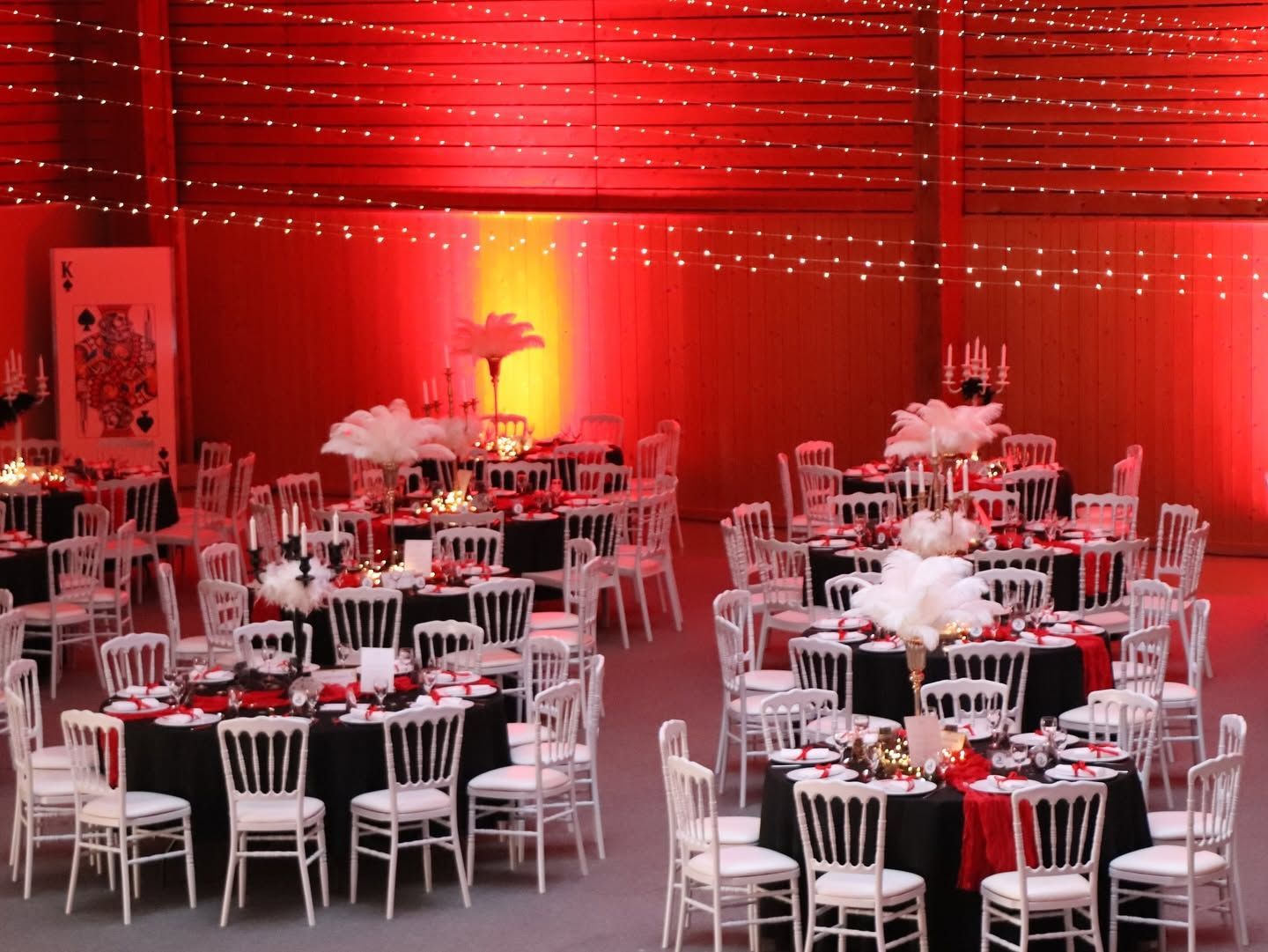 Décoration d'une salle de réception avec des tables sur le thème des jeux de casino.