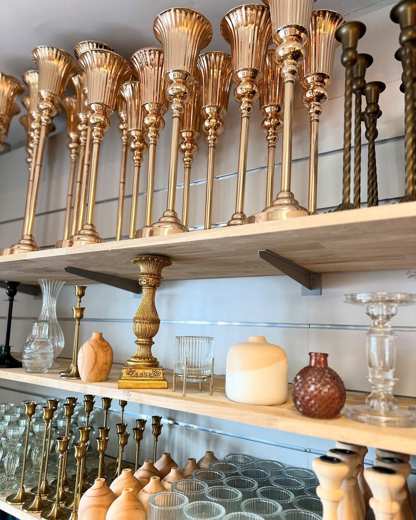 Des décorations de table exposés en boutique.