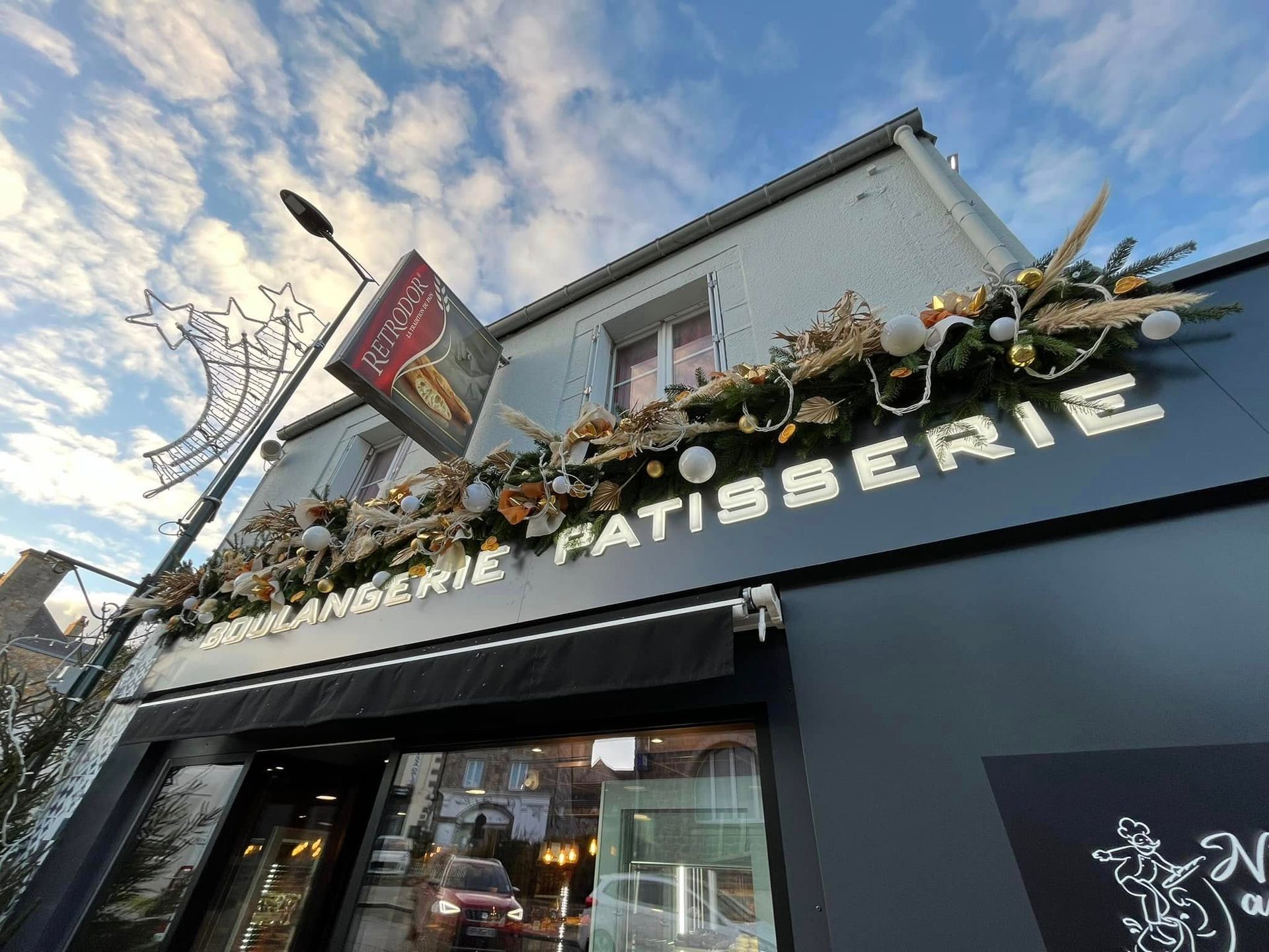 Devanture d'une boulangerie-pâtisserie décorée pour les fêtes de fin d'année.