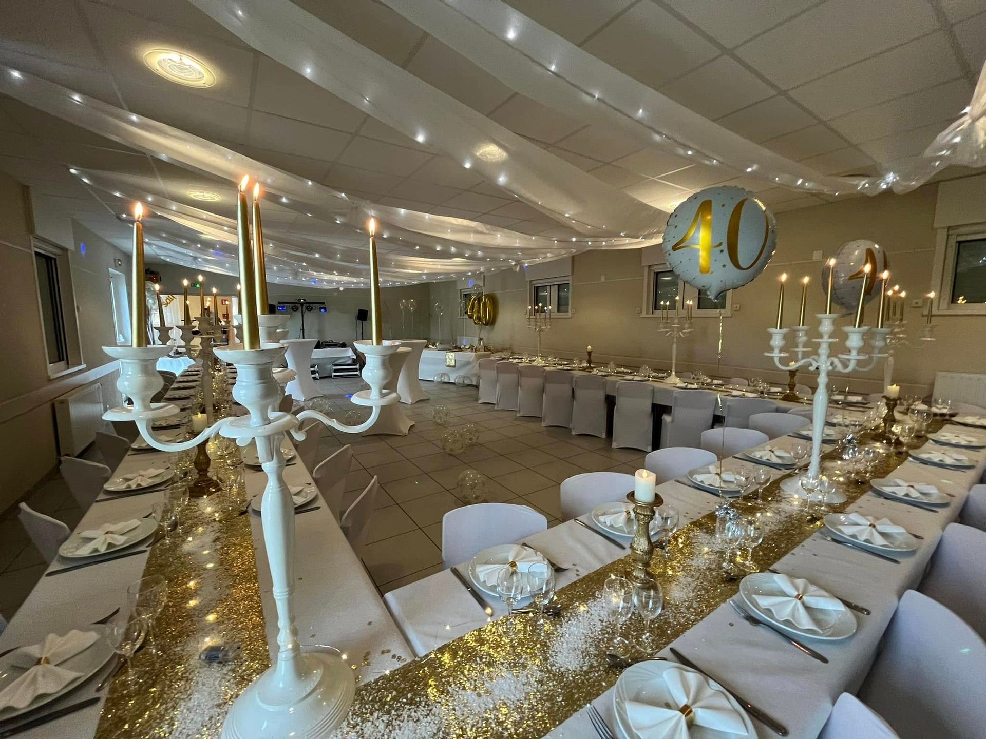 Une salle avec des tables décorées pour un anniversaire.