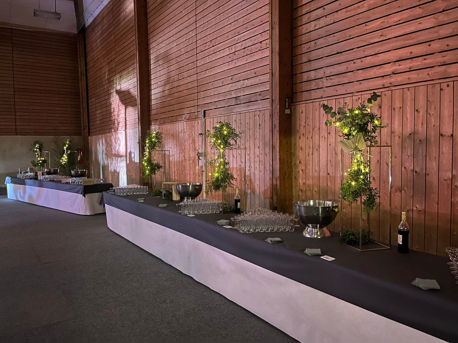 Des tables avec des verres et des bouteilles dans une salle.