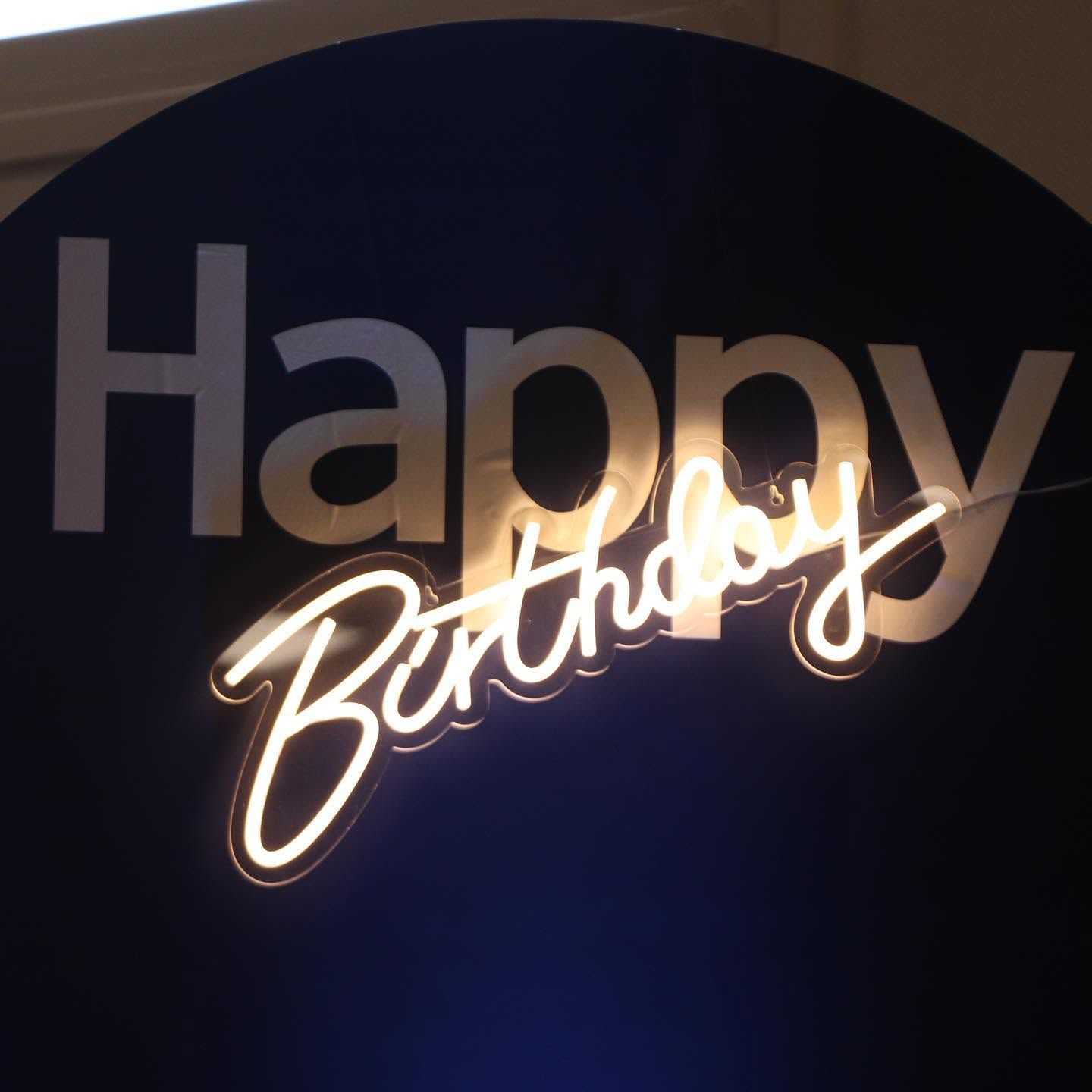 Un panneau où il est écrit joyeux anniversaire en anglais.