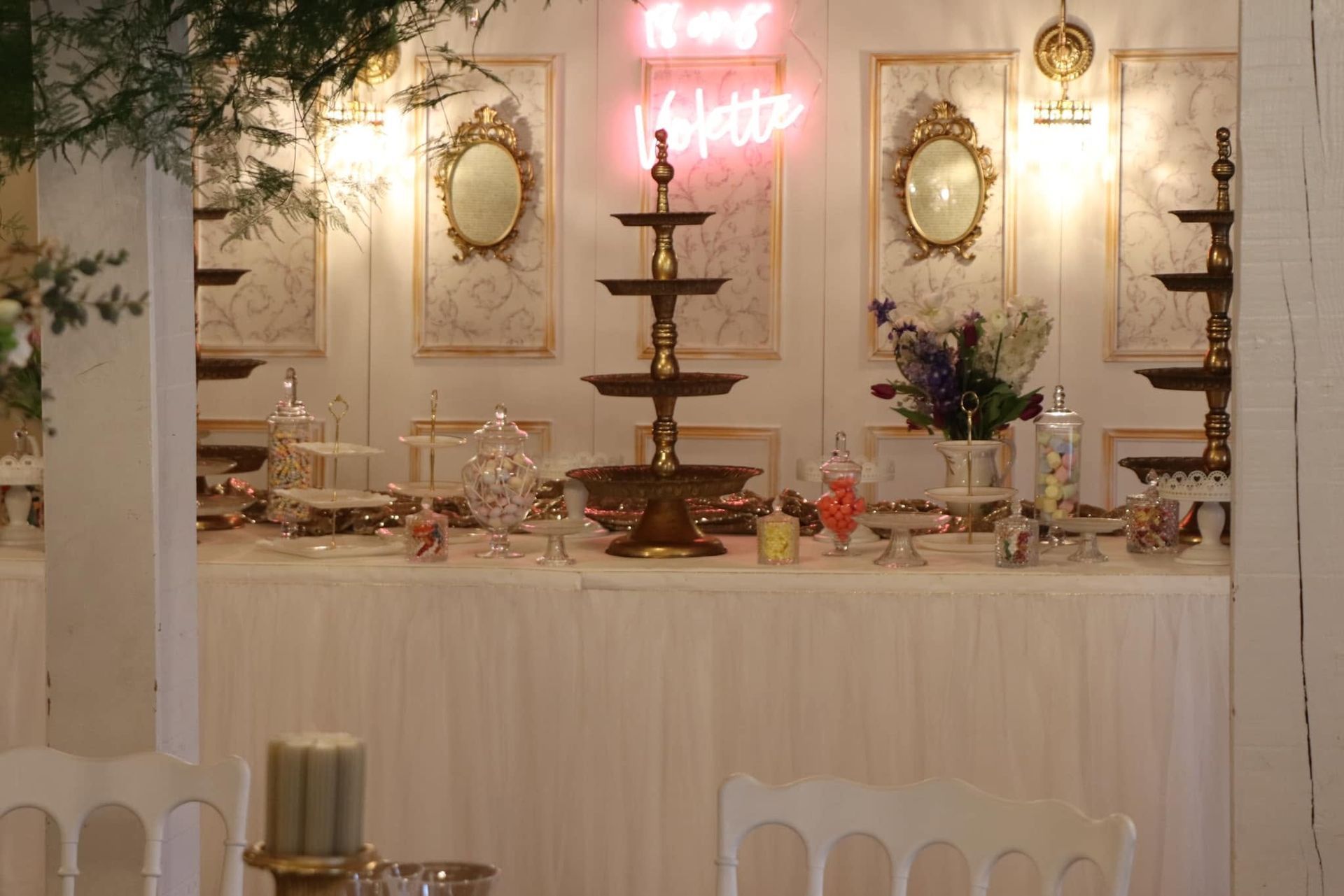 Déocration d'une table avec des bonbons et une fontaine à chocolat.