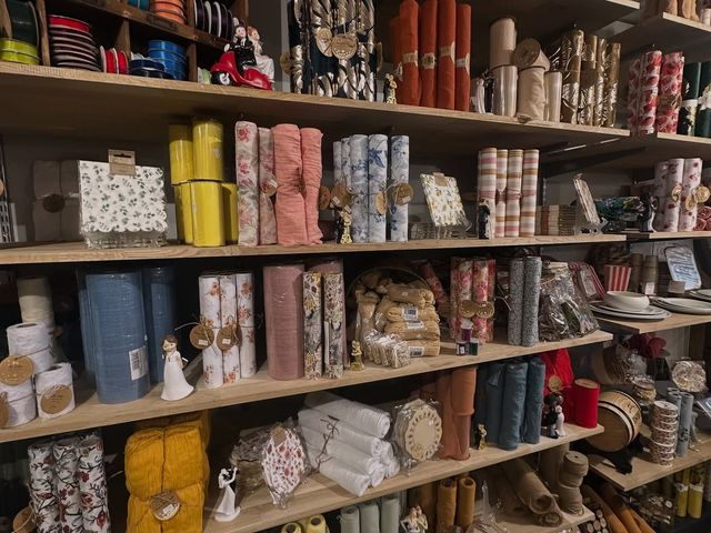 Des décorations de table présentées dans un magasin.