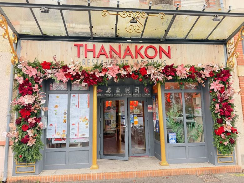 Devanture d'un restaurant japonais asiatique décorée de fleurs.