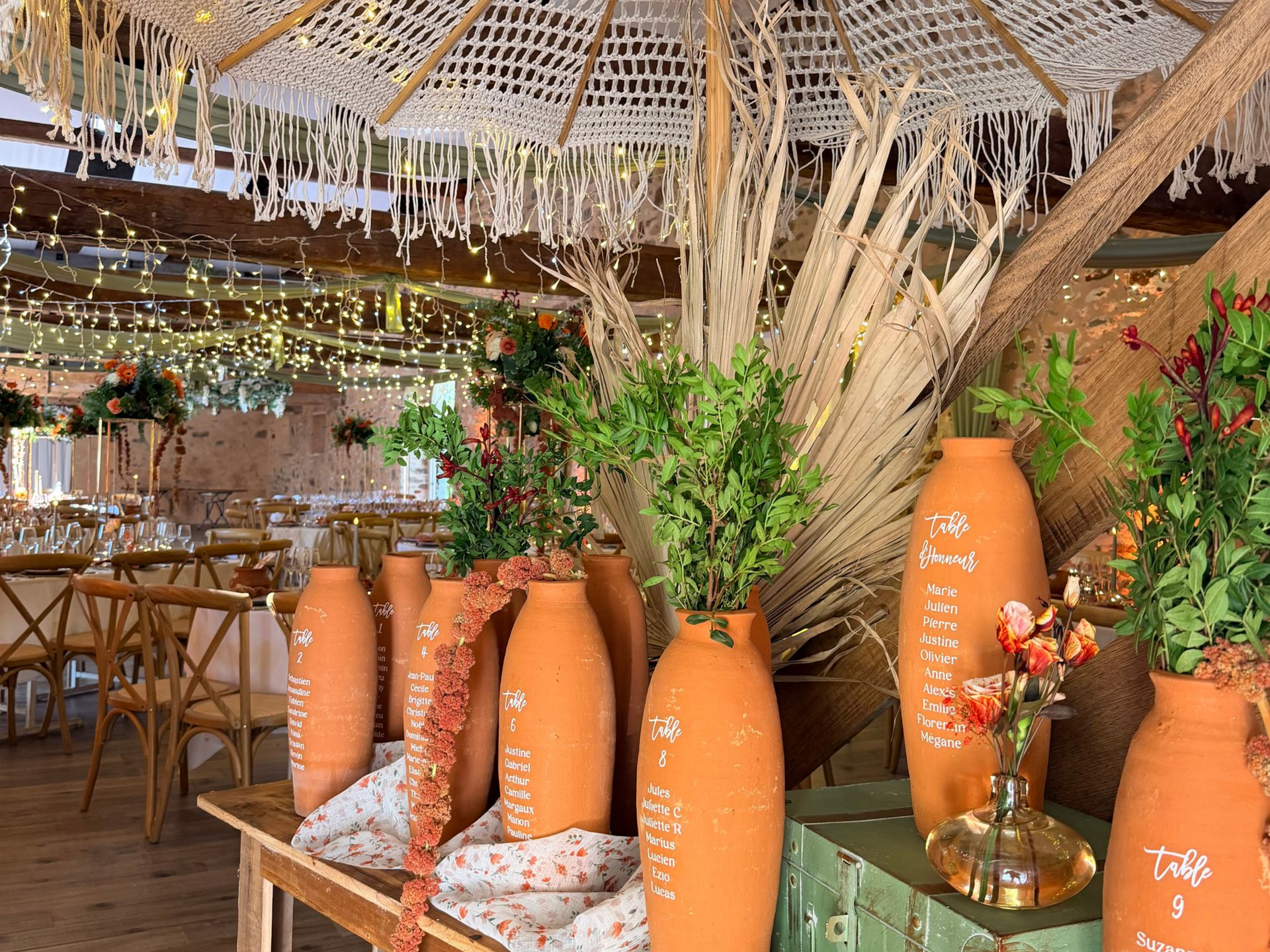 Plan de table présenté sur des vases en terre cuite.