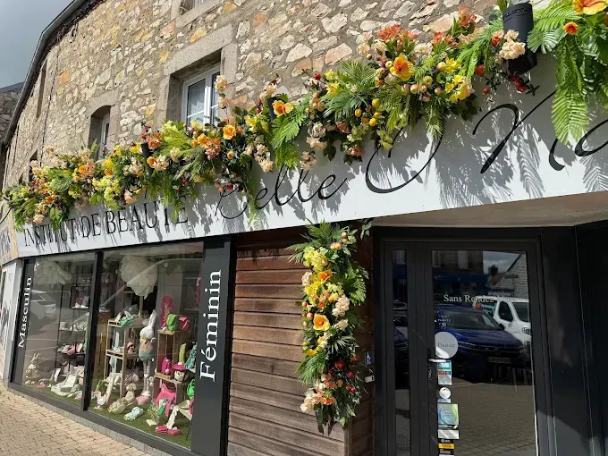 Devanture d'un institut de beauté décorée de fleurs.