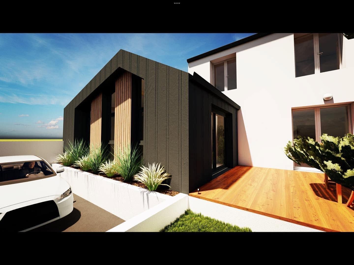 Extérieur d'une maison moderne avec un bardage en bois foncé, des murs blancs, une terrasse en bois et une voiture garée à gauche.