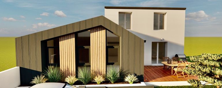 Extérieur de maison moderne avec des lattes de bois, des murs blancs et un petit patio aménagé sous un ciel bleu.