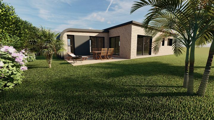 Maison moderne de plain-pied avec un patio, une pelouse et des palmiers baignés de lumière naturelle.