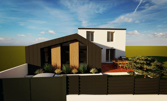 Maison moderne avec façade en bois foncé, un étage supérieur blanc et un jardin paysager sous un ciel bleu.