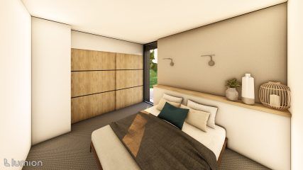 Chambre moderne minimaliste avec des murs beiges, des placards intégrés et un lit soigneusement fait près d'une fenêtre.