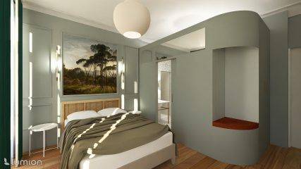 Chambre moderne aux murs verts grisés, avec un lit, une décoration murale, une alcôve cintrée et douce lumière du soleil filtrant à travers les volets.