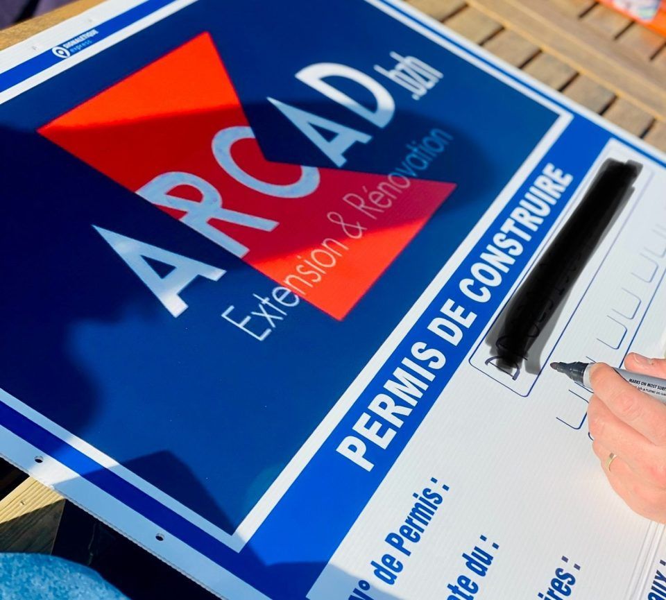 Panneau ARCAD bleu et rouge au-dessus d'un formulaire de demande de permis d'exploitation.
