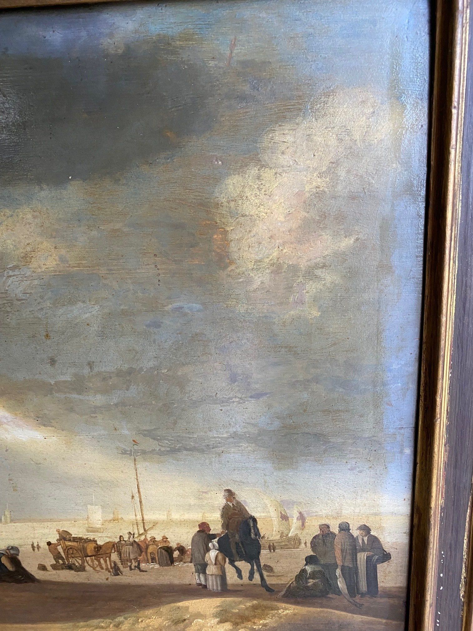 Partie droite d'un tableau où l'on voit un ciel bleu-gris et des gens