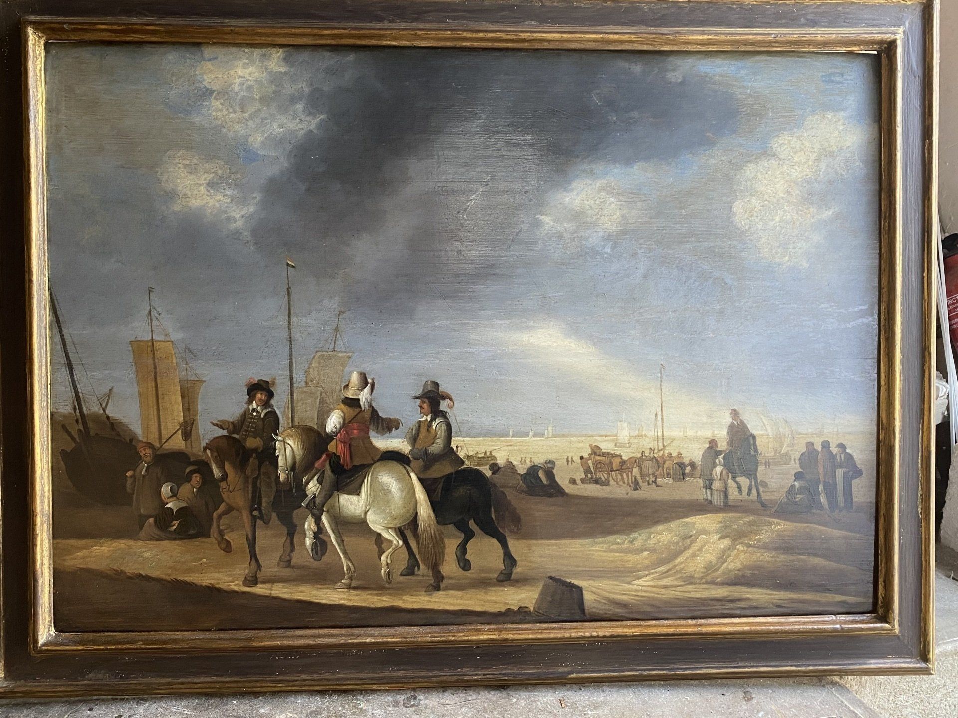 Tableau avec des gens sur des chevaux sous un ciel bleu-gris