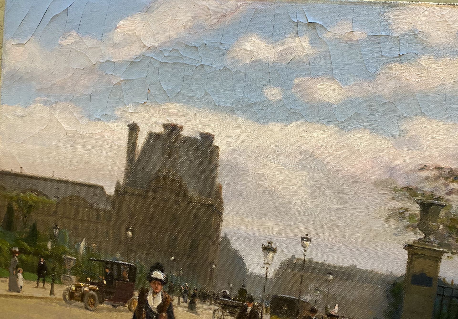 Bâtiment à la peinture avec des personnes et d'anciennes voitures devant