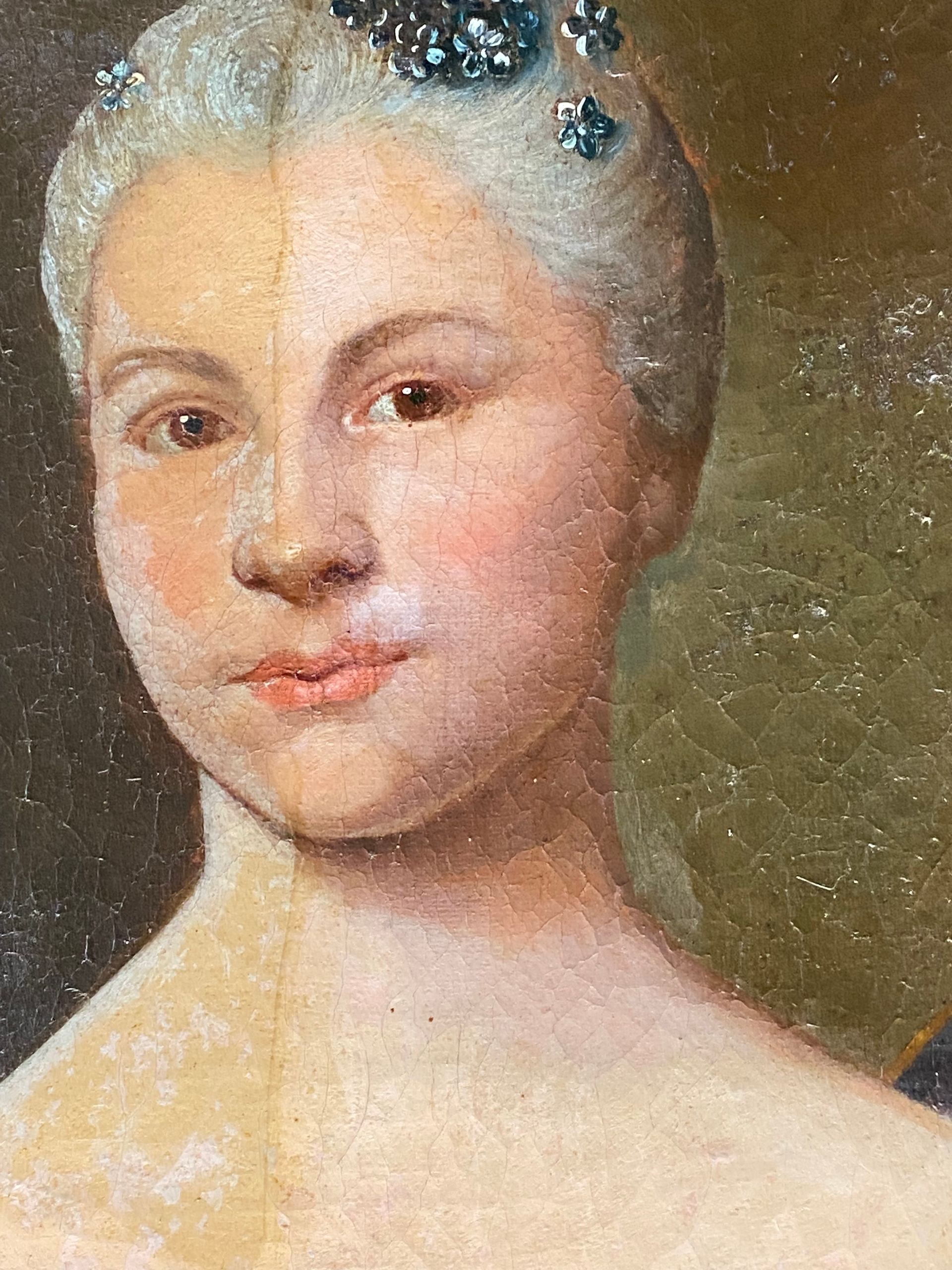 Peinture d'un visage de femme rénovée à moitié