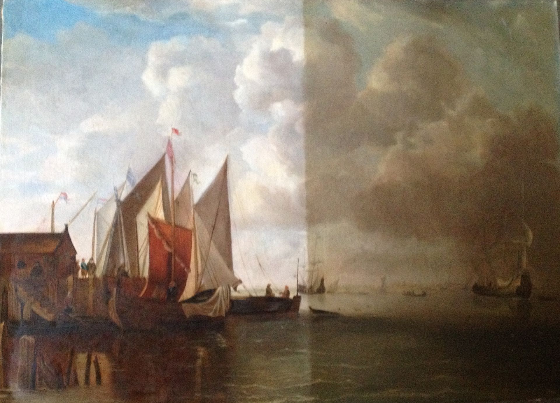 Peinture de bateaux sous un ciel nuageux avant et après restauration